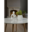 Estátua Decorativa Leitor Minimalista com Vaso Moderno de Plantas para Sala e Escritório – Orbitar Shop